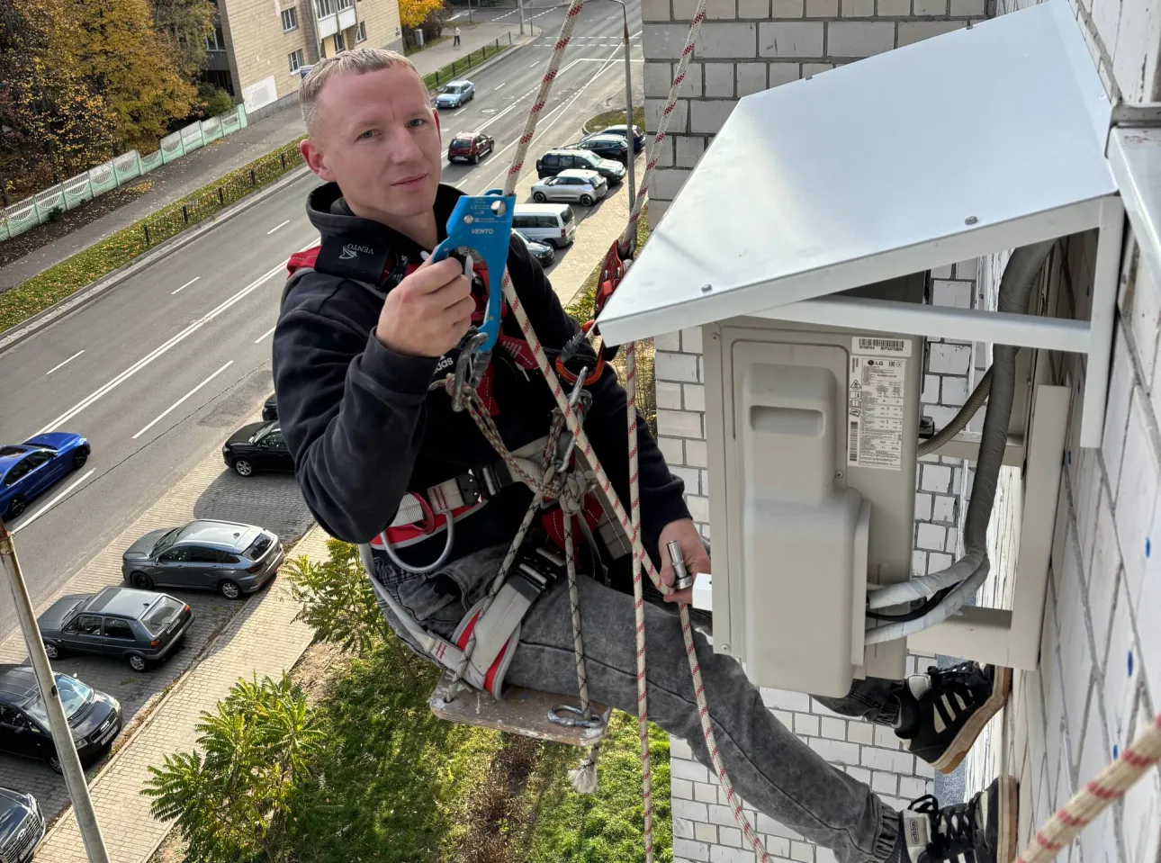 Установка кондиционеров промышленными альпинистами